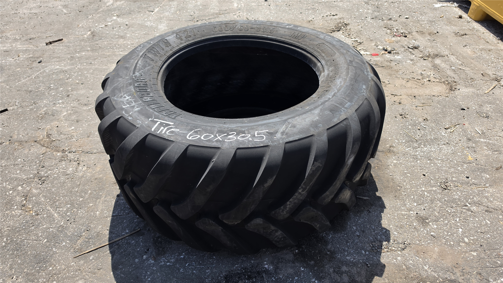 CAT TIRE60X305 part 1